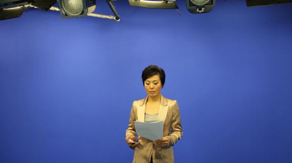 央視主持人肖薇在世紀(jì)視覺(jué)錄制《健康中國(guó)》欄目