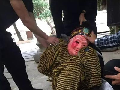 世紀(jì)視覺動態(tài) | 街頭出現(xiàn)了一個(gè)嚇唬人的“面具怪”……