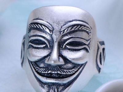 街頭出現(xiàn)了一個嚇唬人的“面具怪”……