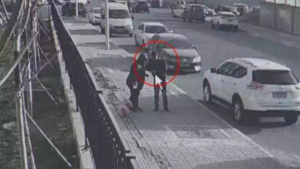 嫌疑人向事主展示受傷的手指